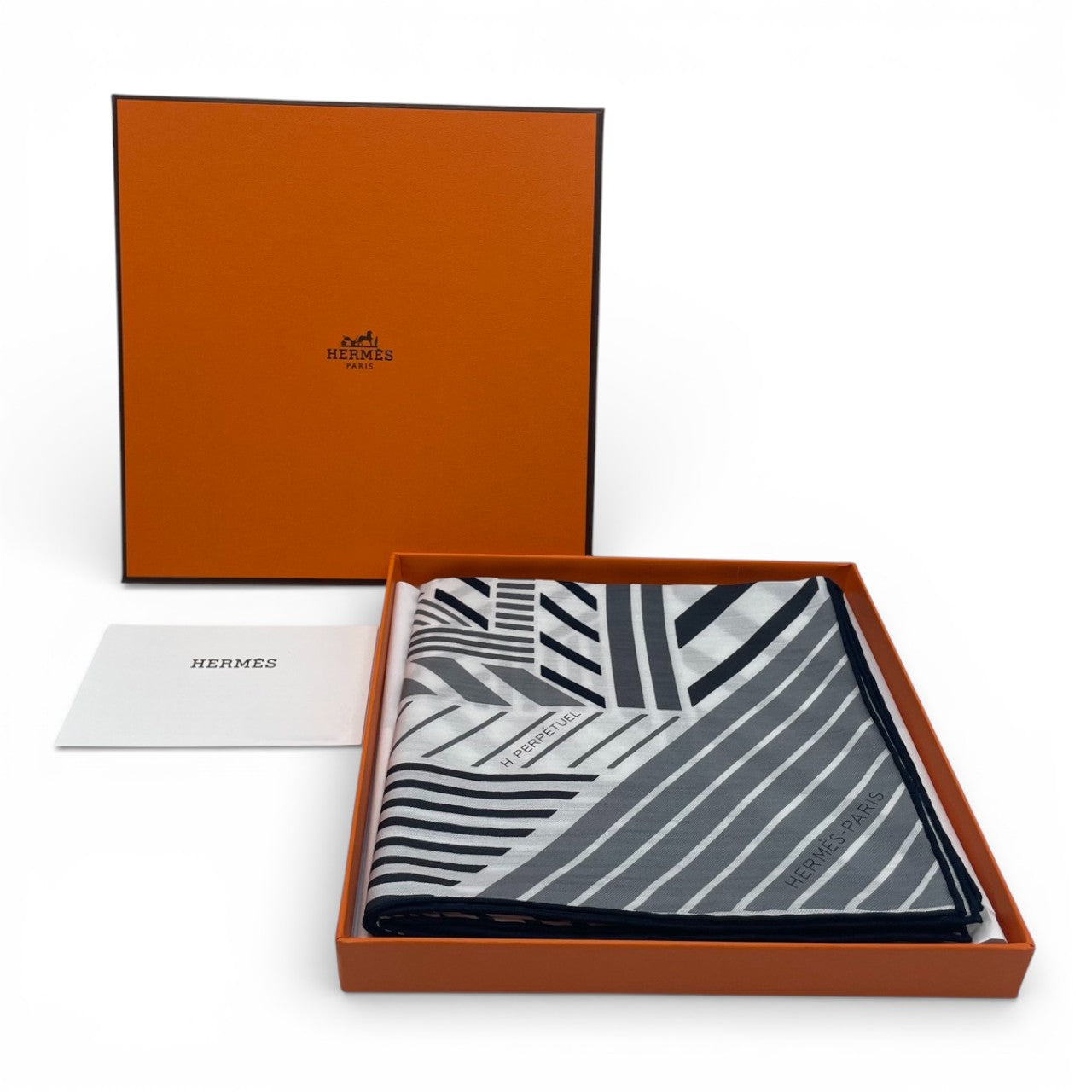 プレオウンドエルメス カレ 65 Hパーペチュアル ブラン/グレー/ノワール コットン/シルク