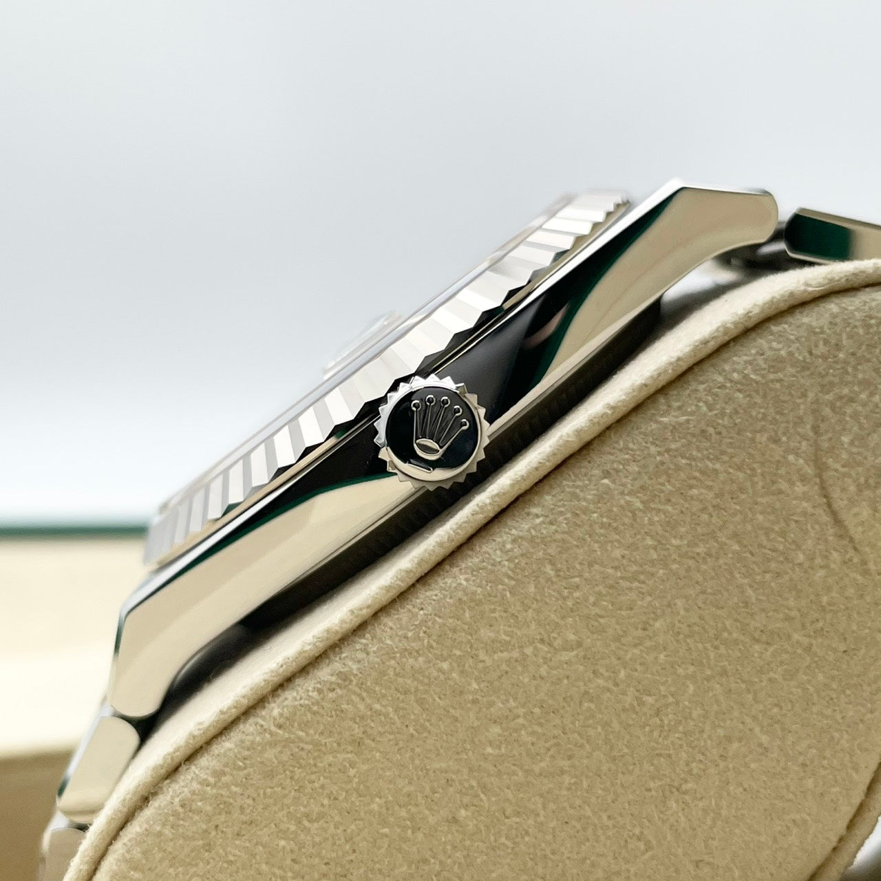 Pre-owned Rolex Land-Dweller 127334 Intense White Honeycomb Motif 40mm